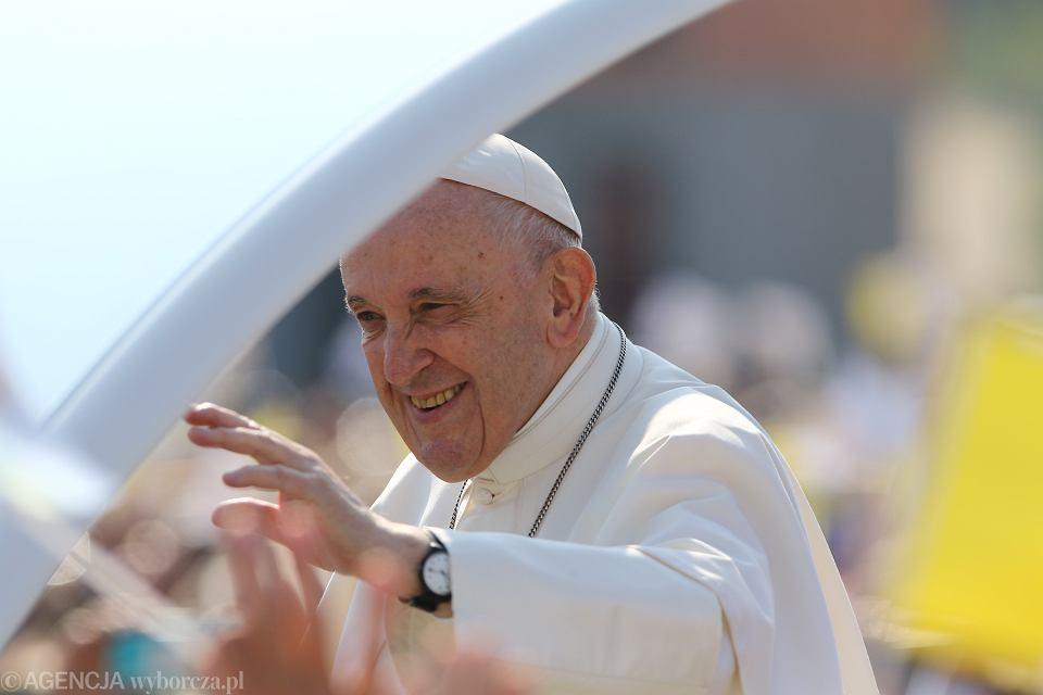 Papież Franciszek nawołuje Europę do pomocy migrantom: Wystarczy tylko otworzyć drzwi, drzwi serca 