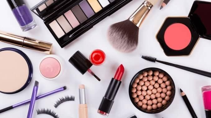 Die Make-up Marke Mecca Max kündigt den Übergang zu veganen Produkten an close