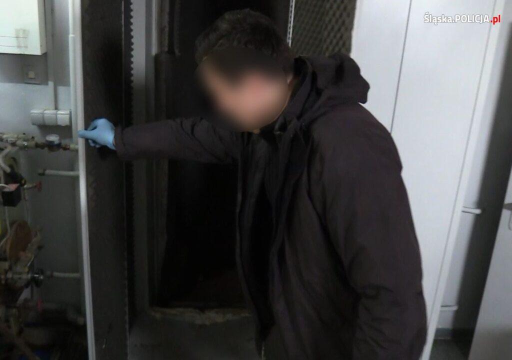 Instead of laundry, police found marijuana plantation.The entrance door was in the wardrobe [video]
