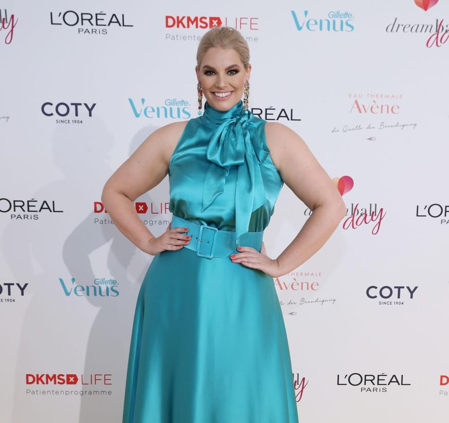 Fashion: Curvy-Model Angelina Kirsch lehnt Begriff "Corona-Pfunde" ab