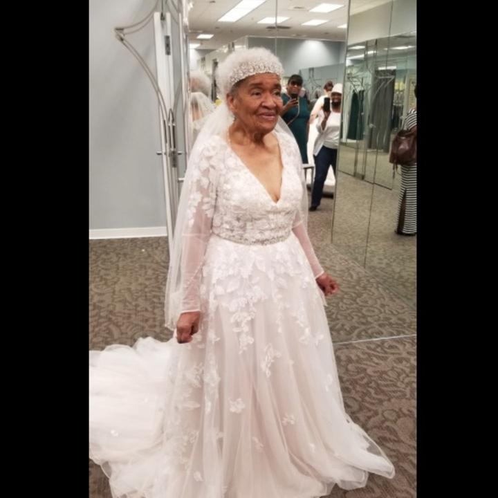 Als Jugendliche durfte sie kein Brautkleid tragen – mit 94 Jahren holt sie es nach