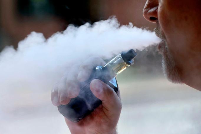 Drastische Preissteigerungen möglich : Bundesregierung will auch E-Zigaretten Tabaksteuer erheben