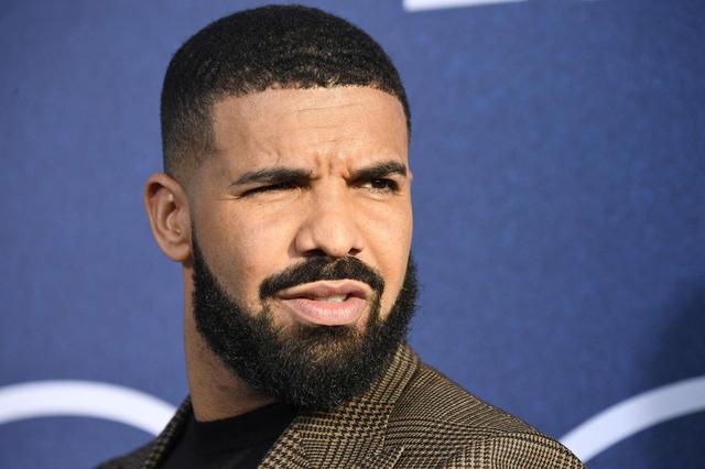 The armed woman broke into Drake's house!Attacked the bodyguard