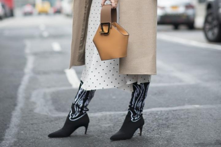 Combine sock boots: You can style the autumn shoe trend in everyday life!