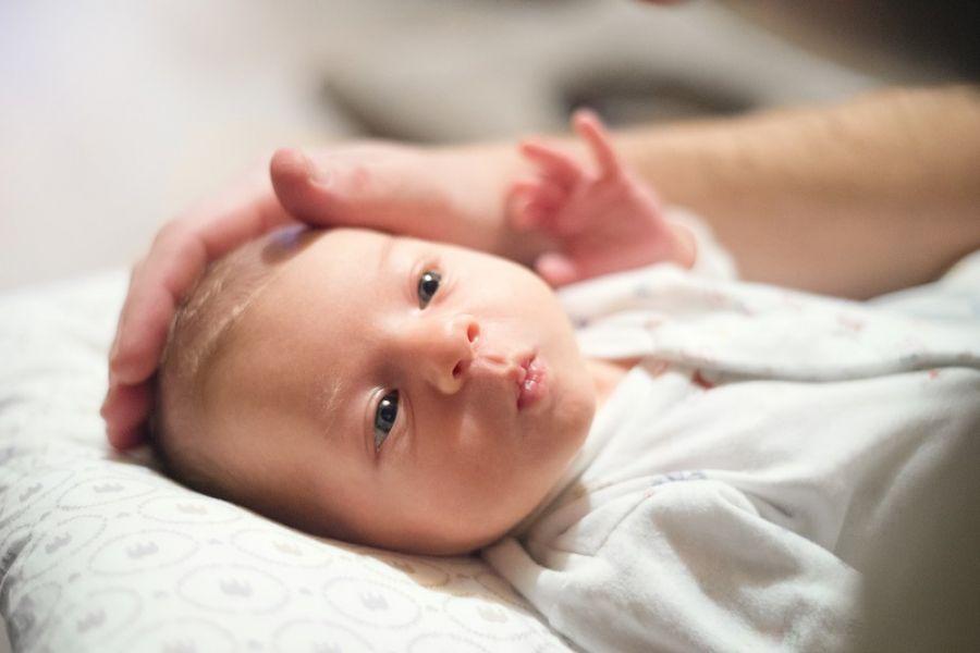 Abgeflachter Hinterkopf bei Säuglingen: Eltern können gegensteuern 