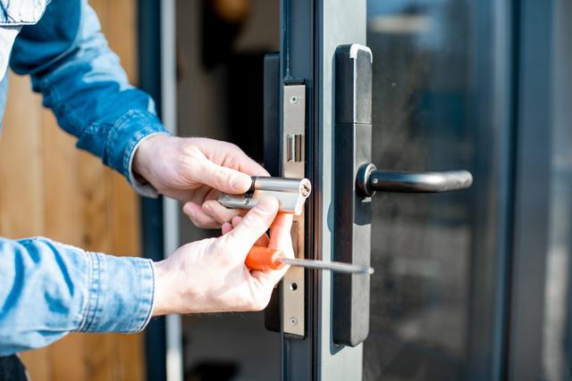 Jakie są koszty wymiany zamka w drzwiach wejściowych? 