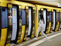 Fenster auf in der Bahn, Fenster zu im Bus : Wie die Berliner BVG gegensätzliche Corona-Lüftungstechniken erklärt