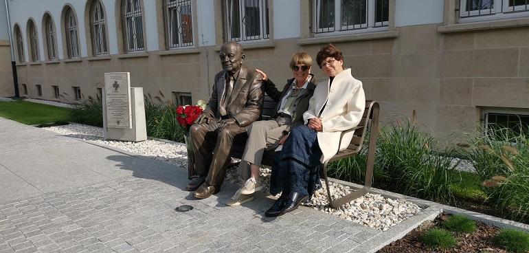 Pomnik-ławeczka poety Jerzego Kozarzewskiego autorstwa prof. Mariana Molendy „Miałem długie i szczęśliwe życie”