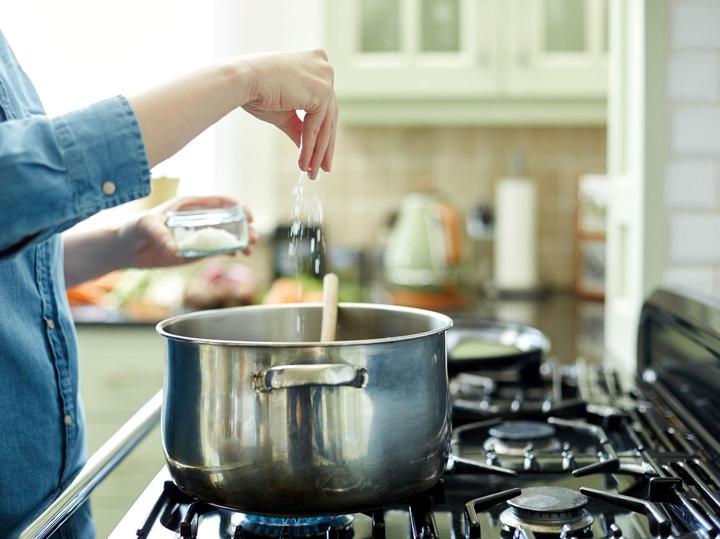 Koch-Mythos: Sollte man das Wasser wirklich erst salzen, wenn es heiß ist?