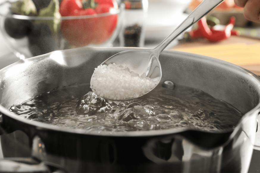 Koch-Mythos: Sollte man das Wasser wirklich erst salzen, wenn es heiß ist? 