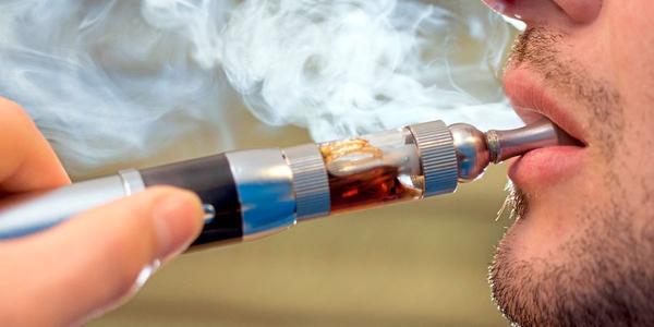 Glimmstängel oder E-Zigaretten: Rauchen vor allem unter jungen Menschen in Tschechien weiter beliebt 