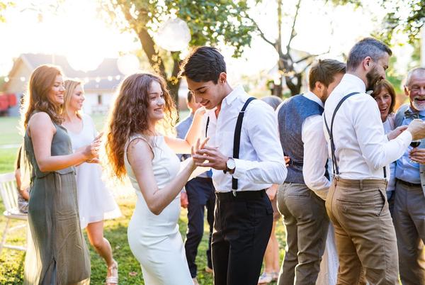 Dresscode Hochzeit: 7 Outfit-Tipps für Hochzeitsgäste – und welche No-Gos und Fehler es zu vermeiden gilt
