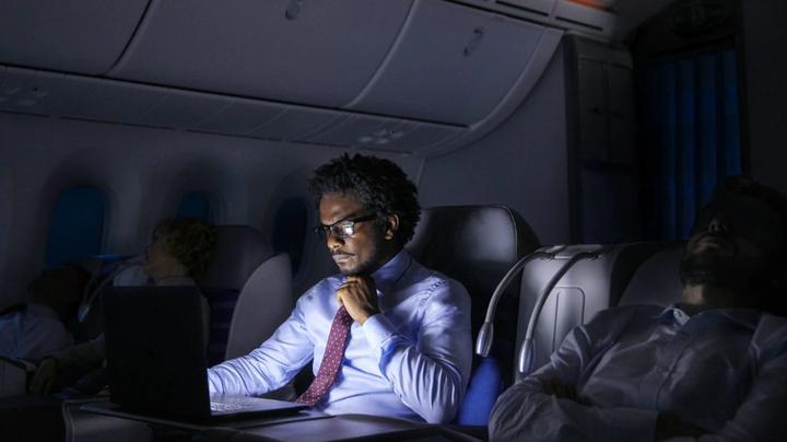 Flugzeug | Dresscode an Bord: Auch für Passagiere gilt eine Kleiderordnung
