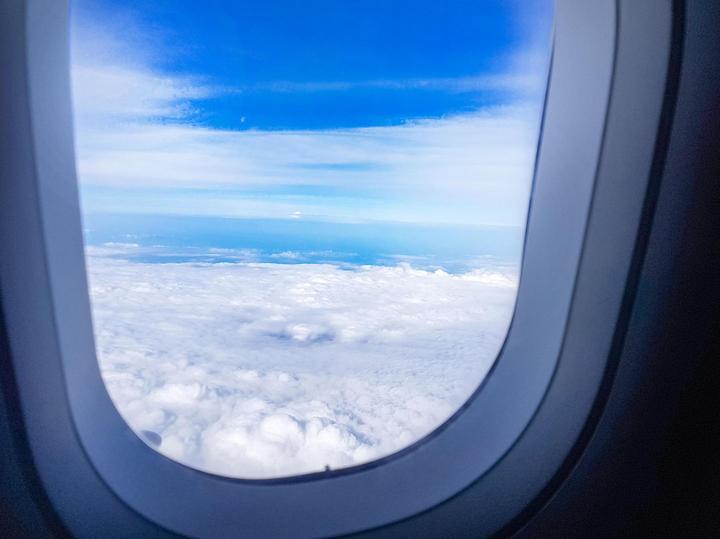 Flugbegleiter rät: "Nicht am Fenster schlafen" und "besser keine Shorts tragen"