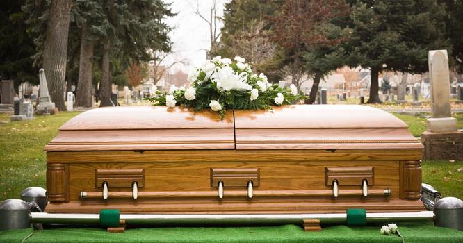 Wie es wirklich ist, Verstorbene für ihre Beerdigung zu schminken 