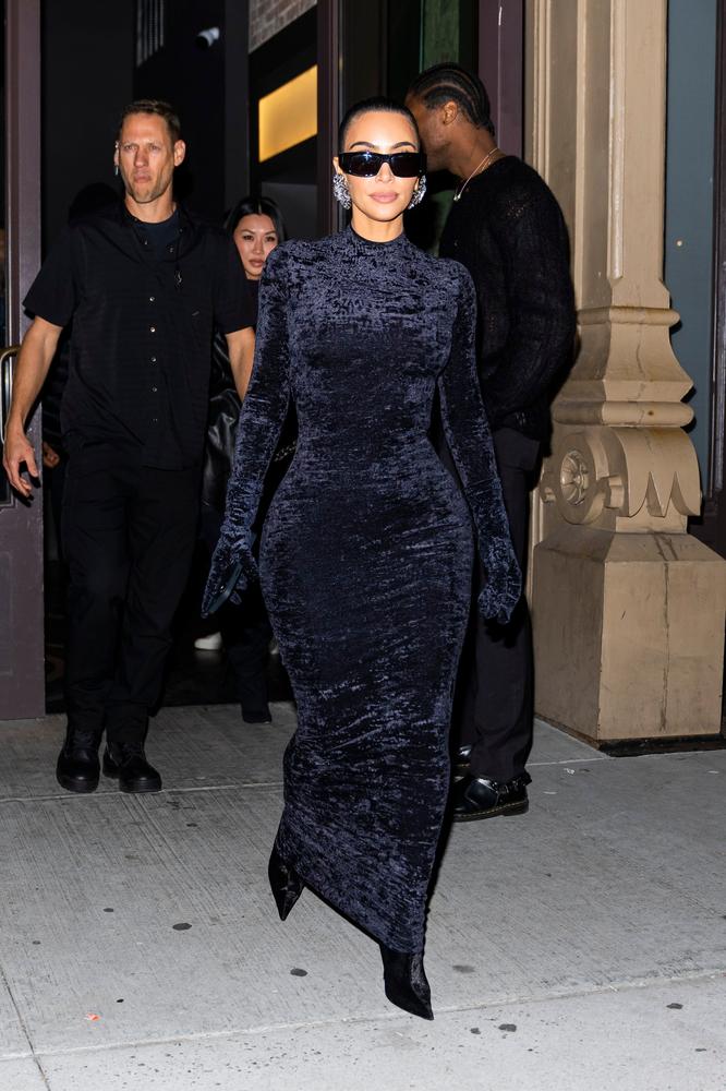 Kim Kardashian besteht ihre Anwaltsprüfung – und feiert das mit diesem spektakulären Outfit