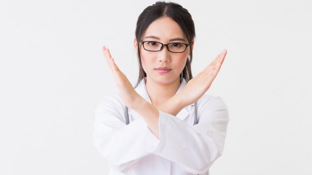 Arbeitgeber in Japan verbieten Frauen, Brillen zu tragen 