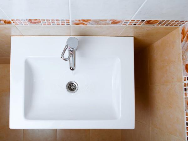 Kratzer im Waschbecken: Mit diesen Tricks werden sie unsichtbar