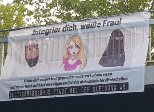 Banner „Integrier dich, weiße Frau“: Rechtsextremer Hintergrund