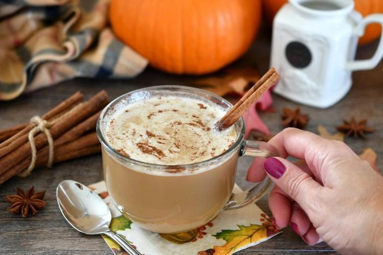 Pumpkin Latte: Wie wir das perfekte Herbst-Getränk für die kalten Tage selber machen 