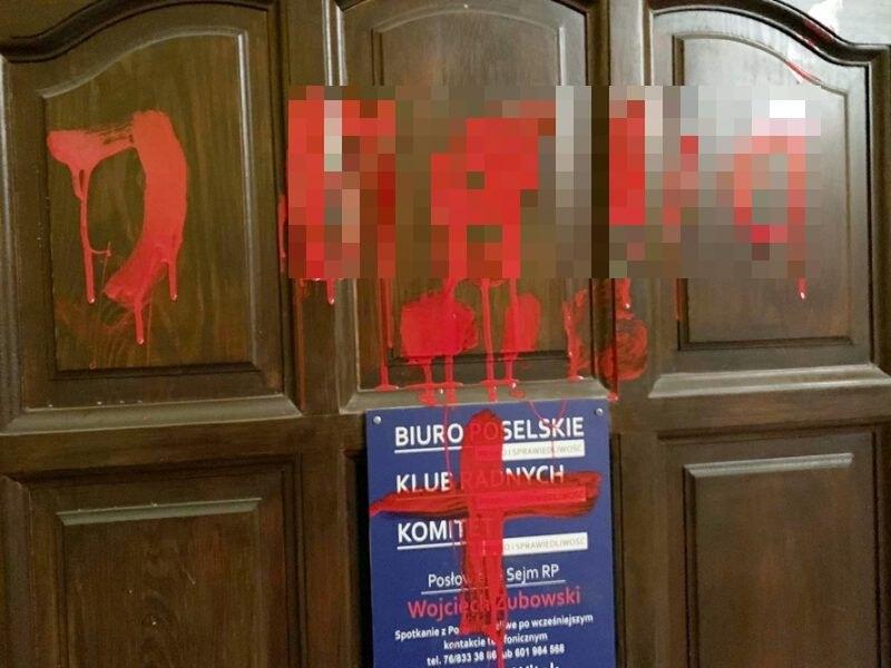 Dolnośląskie: Atak na biuro posła PiS. Czerwona farba i klej