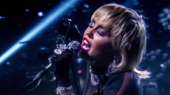Miley Cyrus verliert BH auf der Bühne – und reagiert großartig