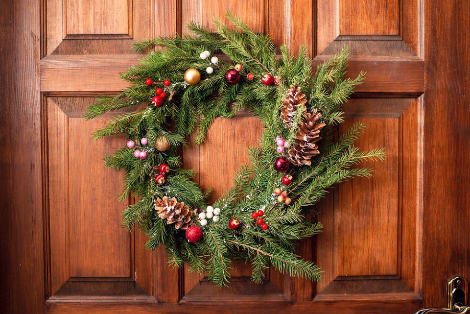 Wieniec na drzwi na Boże Narodzenie: jak ozdobić mieszkanie na święta?