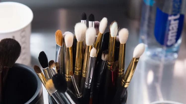Make-up Pinsel reinigen: Warum und wie oft sollten Sie es tun und wie gehen Sie dabei richtig vor?