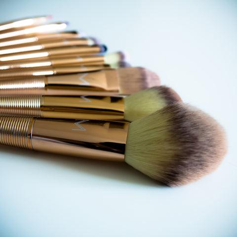 Make-up Pinsel reinigen: Warum und wie oft sollten Sie es tun und wie gehen Sie dabei richtig vor? 