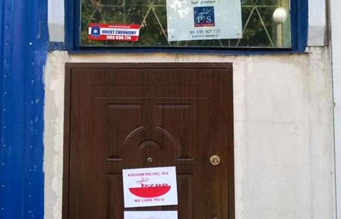 Głogów.Damaged door of the office of Law and Justice MP.The police explain the matter