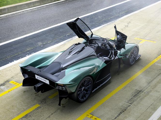 Aston Martin Valkyrie Spider - without a roof with F1 character