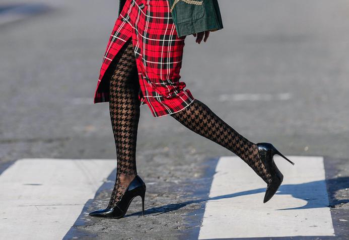 Strumpfhosen-Trends 2021: Dank dieser 8 Tight-Styles wird dein Winter-Outfit garantiert zum stylischen Hingucker