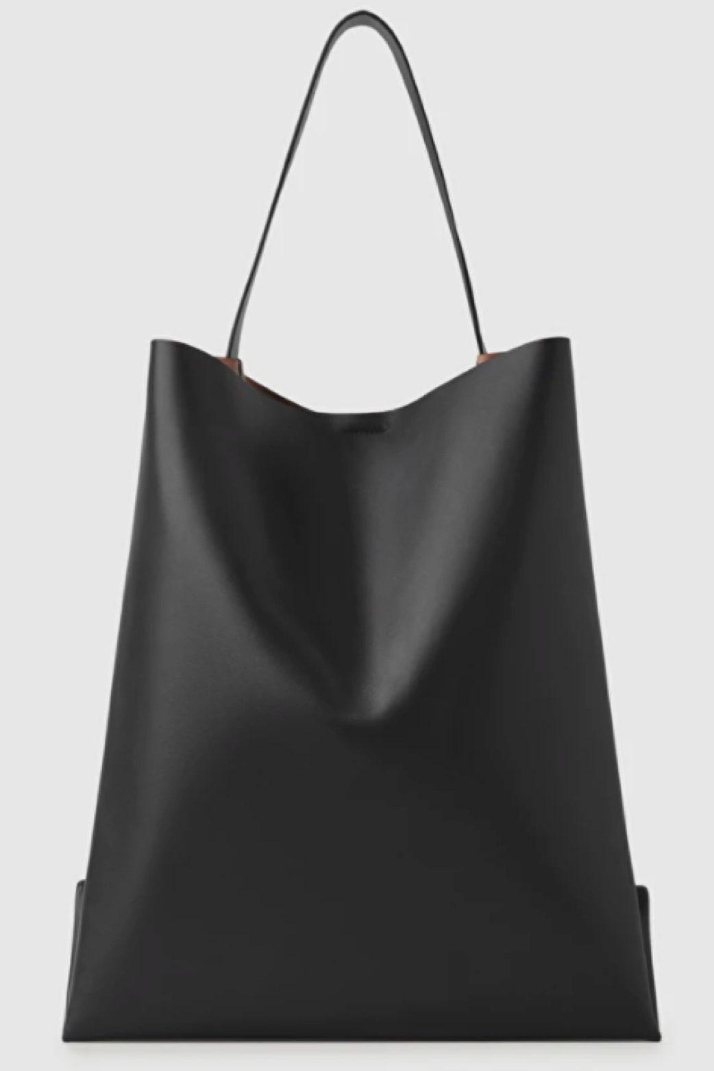 Perfekte schwarze Tasche: Modeprofis lieben diese Bag, denn sie ist chic, zeitlos und sieht aus wie vom Designer – kostet aber bei Weitem nicht so viel
