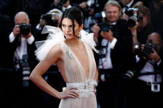 Whirl around cut-out dress at wedding: Kendall Jenner justifies himself