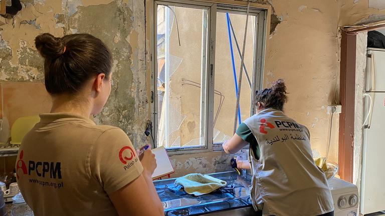 Rany od szkła, domy bez okien, drzwi i ścian. Tak wyglądała pomoc po wybuchu w Bejrucie