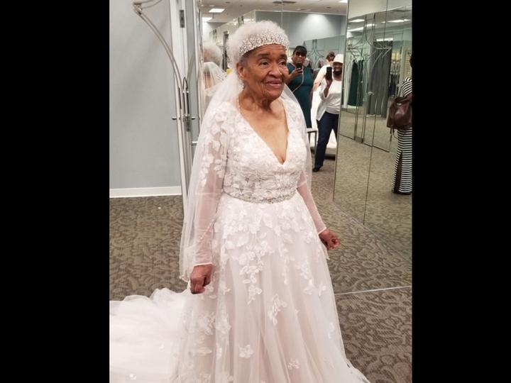 На младини не й е било позволено да носи булчинска рокля – на 94 години мечтата й се сбъдва
