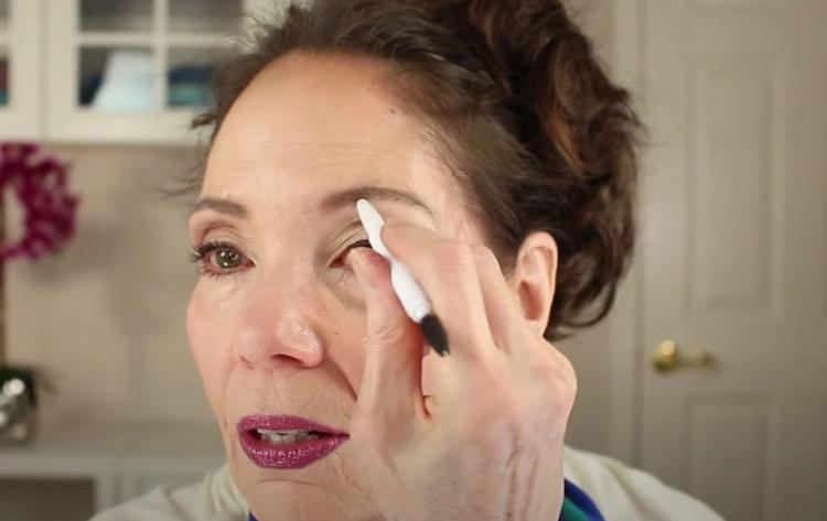 Braune Augen schminken ab 50: 7 Make-up-Tricks, die Ihre Augen größer erscheinen lassen