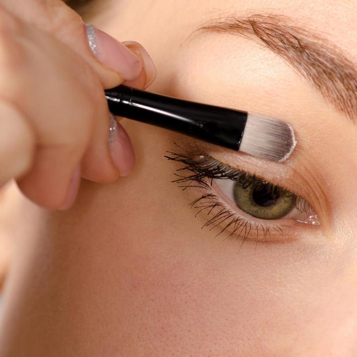 Beautytrend 2021: Mit diesem Lidschatten-Trick sitzt dein Augen-Make-up blitzschnell 