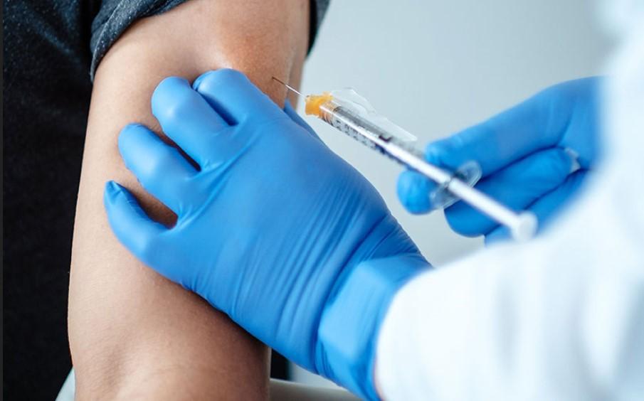 Impf-Experten empfehlen BioNTech statt Moderna – aber welche Aktie ist nun besser?