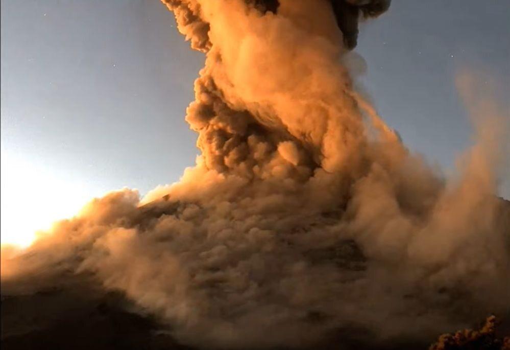 Erupcja wulkanu Popocatepetl w Meksyku. Kamery nagrały to w dobrej jakości