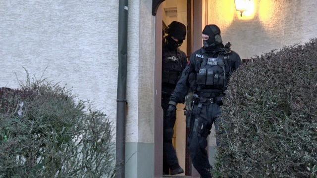Polizei News für Frankfurt, 10.02.2022: 220210 - 0149 Frankfurt-Bornheim: Ladendieb wehrt sich - seine Festnahme endet in der Haftzelle 