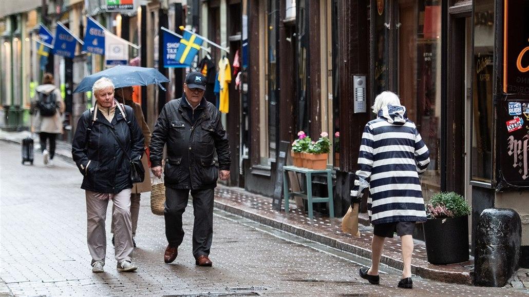 Švédsko navzdory 900 úmrtím nezpřísňuje opatření. Skupiny do 50 lidí se mohou scházet 
