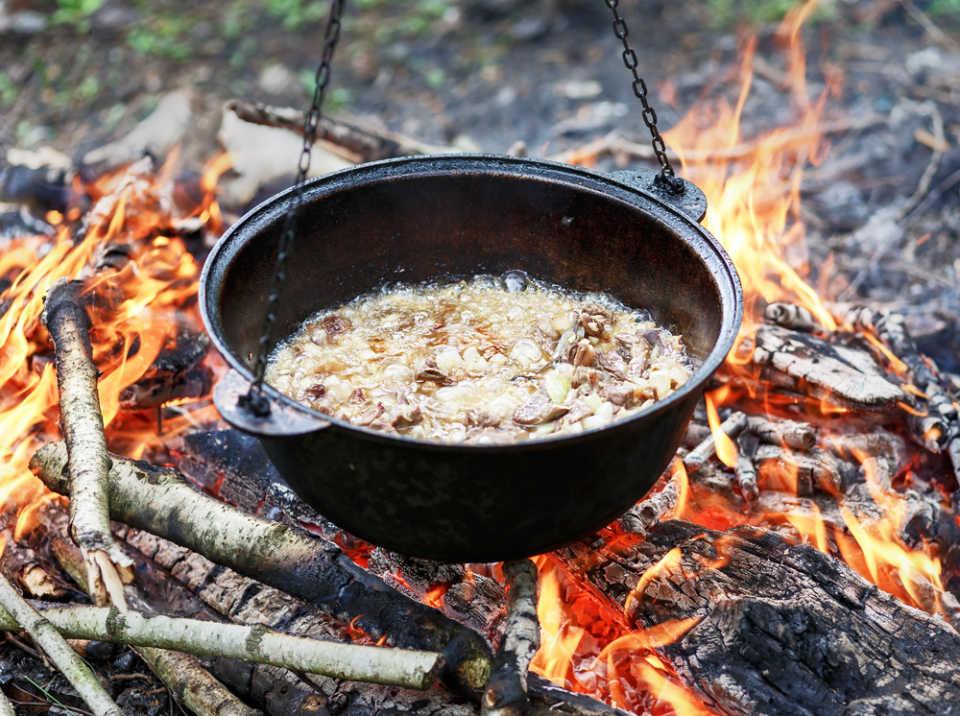焚き火料理の理想の火加減をマスターしよう！　アウトドア料理の達人が伝授する焚き火料理のコツと作り方