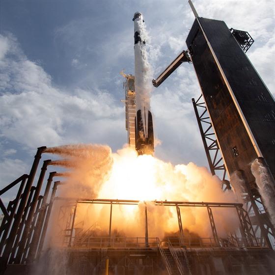 Jak SpaceX získalo rampu LC-39A i přes protesty konkurenčního Blue Originu