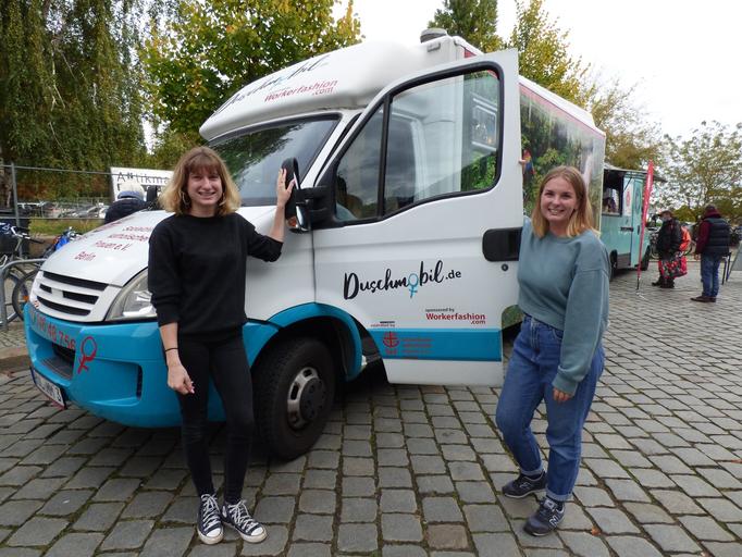 Videos | Berlin shower mobile for homeless women: hot water, a change of clothes and as much time as a woman needs | rbb24