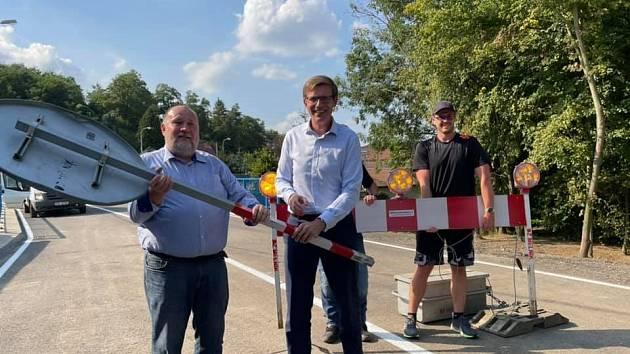 S novým mostem dostali řidiči v Kralupech i kus nové silnice