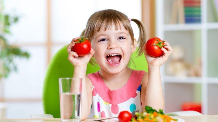 Britové tvarují zeleninu během růstu, aneb jak naučit děti jíst zdravě 
