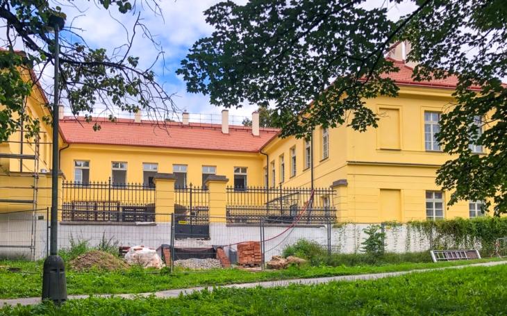 Historickou památku přestavěla Praha 5 na dům pro seniory. Otevírat by se mělo na podzim