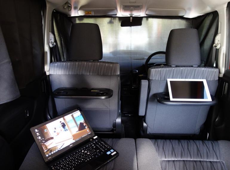 車中泊やテレワークの便利グッズ!簡単に装着できる車内用遮光カーテンの活用術|@DIME アットダイム