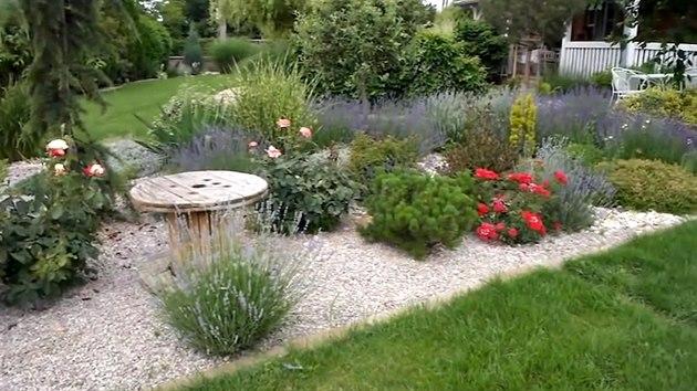 Romantickou venkovskou zahradu si šikovná majitelka navrhla sama 